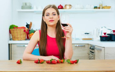 güzel bir kırmızı şarap cam kadınla 