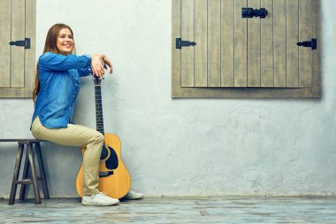 Akustik gitarda eğilerek kadın 