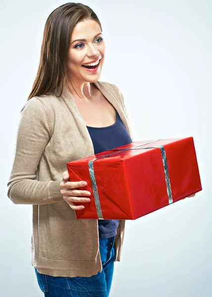 Vrolijke vrouw houd rode geschenkdoos. — Stockfoto