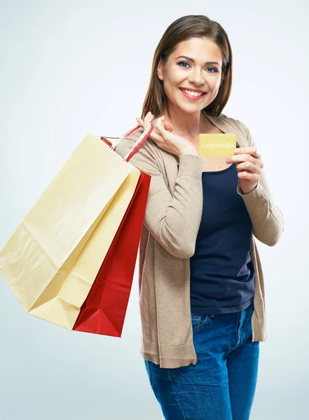Покупки кредитной картой. Улыбающаяся женщина, стоящая с покупками — стоковое фото