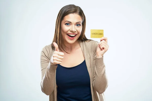 Sorrindo mulher segurando cartão de crédito mostrar polegar para cima — Fotografia de Stock