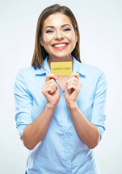 Zubatý usměvavá mladá žena blokování kreditní kartu pro podnikatele. — Stock fotografie