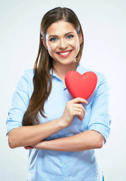 Meisje houdt rood hart. Geïsoleerde witte achtergrond — Stockfoto