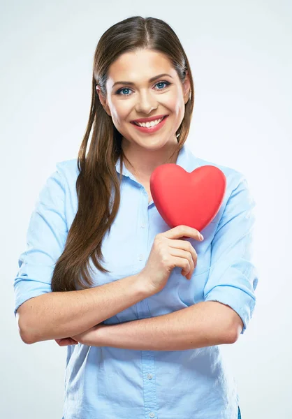 La ragazza ha il cuore rosso. Isolato sfondo bianco — Foto Stock