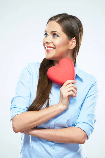 Usmívající se žena srdce drží. Bílé pozadí — Stock fotografie