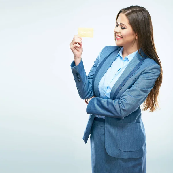 Glad affärskvinna i kostym kreditkort Visa. — Stockfoto