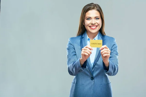 Sorrindo banco empregado mulher terno vestido mostrar plástico crédito ca — Fotografia de Stock