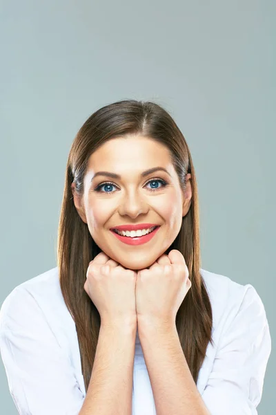 Närbild porträtt av unga business kvinna lutande ansikte på två h — Stockfoto