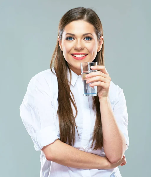 Schöne Frau weißes Hemd gekleidet halten Wasserglas. — Stockfoto