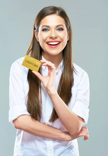 Smiling business woman show credit card. — Stock Photo, Image