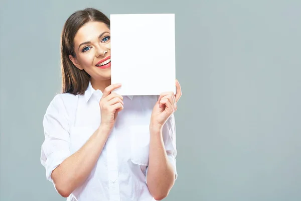 Femme d'affaires cachent le visage derrière le panneau blanc — Photo