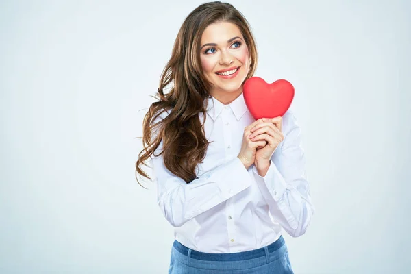 La mujer feliz tiene el corazón rojo. Cabello largo y rizado. Hermosa mujer m — Foto de Stock