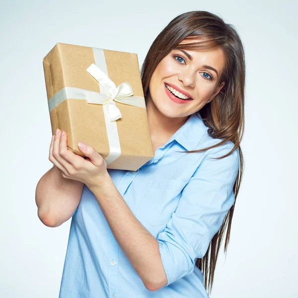 Улыбающаяся деловая женщина держит подарочную коробку . — стоковое фото