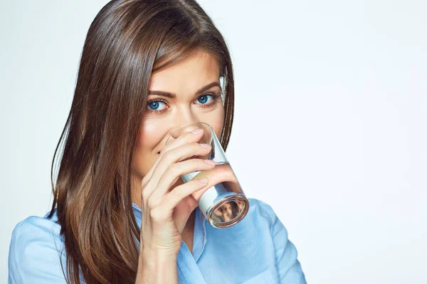 Портрет лица женщины, пьющей воду — стоковое фото