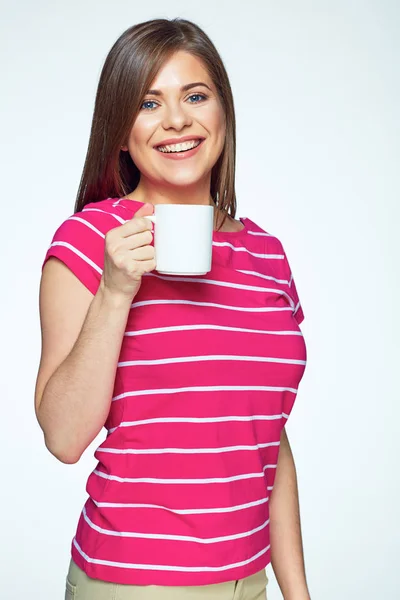 Una mujer sonriente bebe té. Fondo blanco aislado —  Fotos de Stock