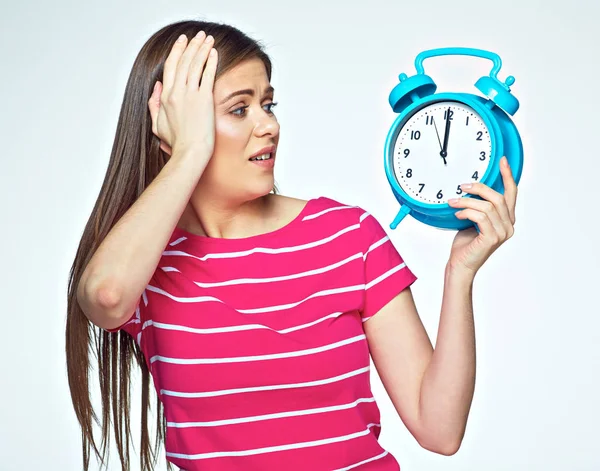 Isoliertes Konzeptporträt einer Frau mit Uhr. — Stockfoto