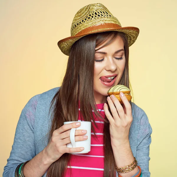 Young woman eating cake with tea or coffee. — Stock Photo, Image