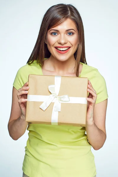 Bella ragazza con regalo. Donna vestita casual — Foto Stock