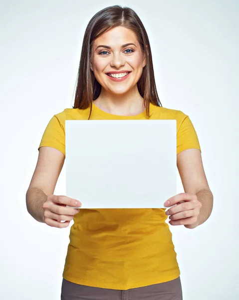 Mujer sonriente sosteniendo letrero blanco . — Foto de Stock