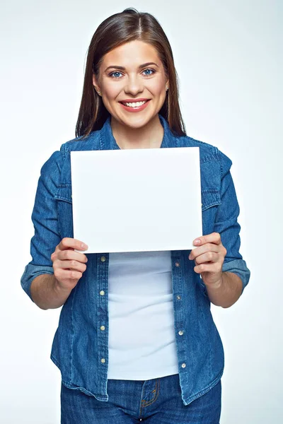 Uśmiechnięta kobieta trzyma pokładzie biały znak. — Zdjęcie stockowe