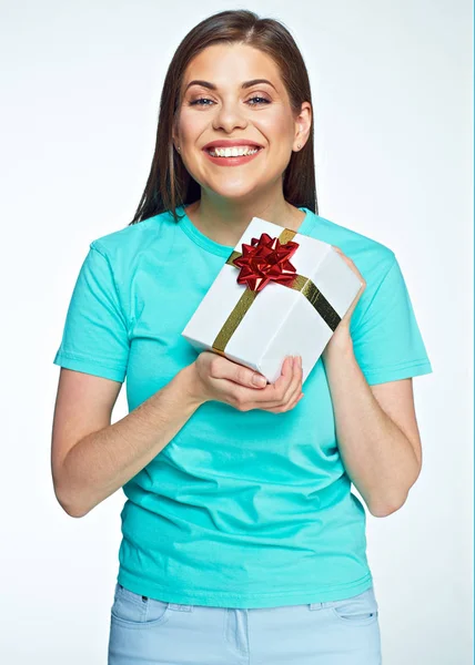 Счастливая женщина в подарочной коробке . — стоковое фото