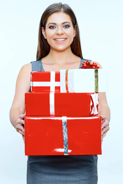 Smilende forretningskvinde holder bunke gaver. Rød gaveæske . - Stock-foto