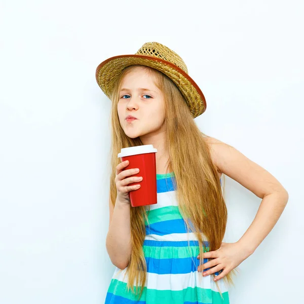Menina com cabelo loiro segurando copo — Fotografia de Stock