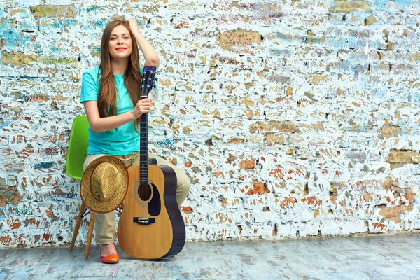 젊은 여 자가 앉아 기타와 함께 웃 고 — 스톡 사진