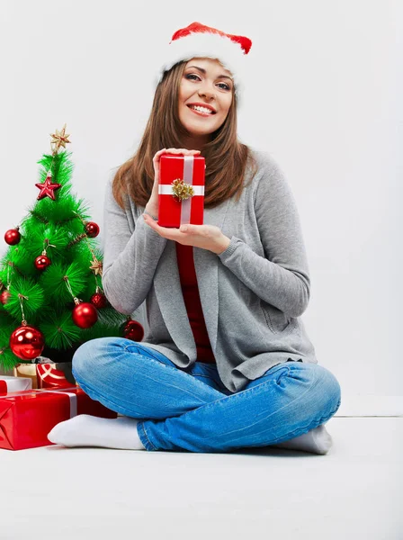 Santa meisje geïsoleerde portret met de gift van Kerstmis, cristmas boom. — Stockfoto
