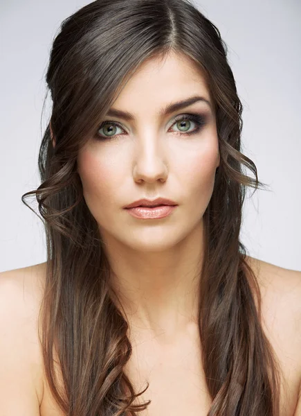 Jonge schoonheid vrouw gezicht close-up portret. Vrouwelijk model met lon — Stockfoto