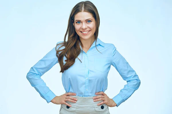 Glimlachende zakenvrouw permanent tegen witte achtergrond. — Stockfoto