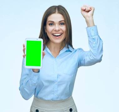 Mutlu gülümseyen iş kadın gösteren tablet ekran.