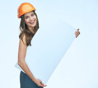 Gülümseyen giyen kadın beyaz banne tutan Oluşturucusu kask korumak