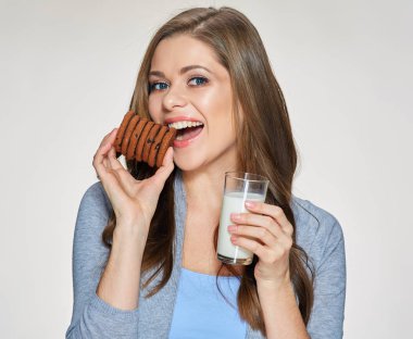 Kadın holding süt cam gülümseyen