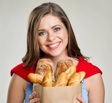 kağıt torba ekmek ile tutan kadın