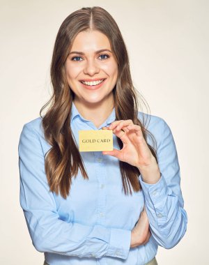 gülümseyen kadın holding kredi kartı. 