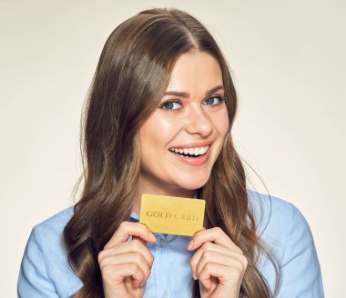 iş kadını sunan altın kredi kartı gülümseyen.