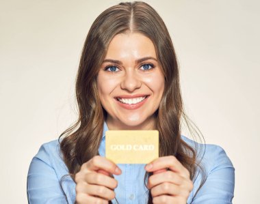 gülümseyen kadın holding kredi kartı. 
