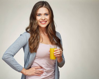 hapyy kadın içki portakal suyu. uzun saçlı kız 