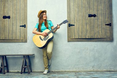 Genç kadın gitar çal. Hippi kız portre