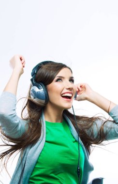 Genç kadın müzik dinlerken kulaklık ile hareket. Müzik teenag