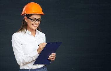 kadın mimar panoda yazıyor. 