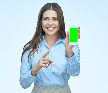 Gülümseyen iş kadın göstermek perde hareket eden telefon. İşaret finge