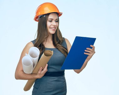 Gülümseyen kadın mimar Pano üzerinde belge okuma.