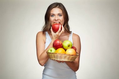 Genç sağlıklı kadın elma ve narenciye meyve diyeti. 