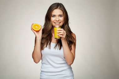 yarım turuncu meyve portakal suyu cam tutan gülümseyen kadın.