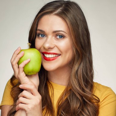 Yeşil elma ile gülümseyen kadın portresi yüz kadar kapatın. 