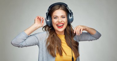 Genç kadın dinleme müzik dans