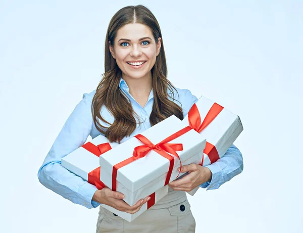 Femme en chemise tenant des boîtes-cadeaux — Photo