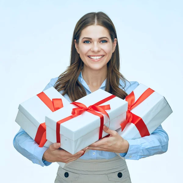 kadın gömlek hediye kutuları tutarak